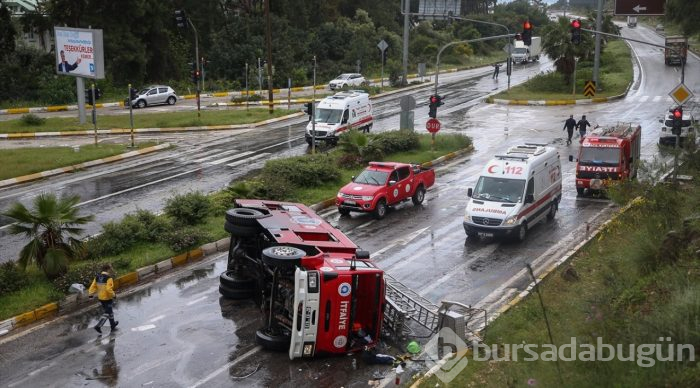 Antalya'da itfaiye aracı devrildi: 3 yaralı
