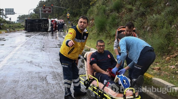 Antalya'da itfaiye aracı devrildi: 3 yaralı

