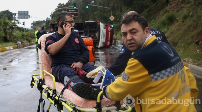 Antalya'da itfaiye aracı devrildi: 3 yaralı
