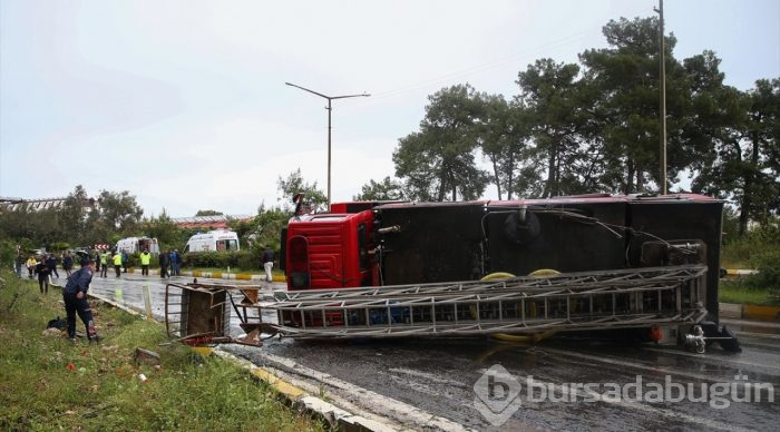 Antalya'da itfaiye aracı devrildi: 3 yaralı
