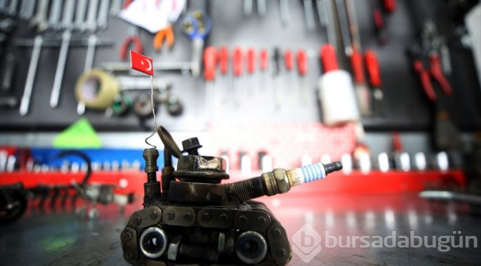 Atık malzemeleri hayalleriyle süslüyor
