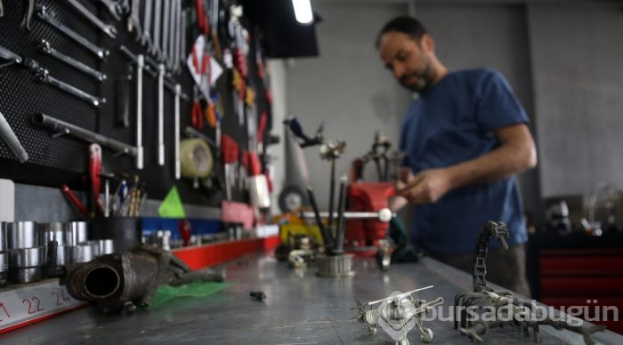Atık malzemeleri hayalleriyle süslüyor
