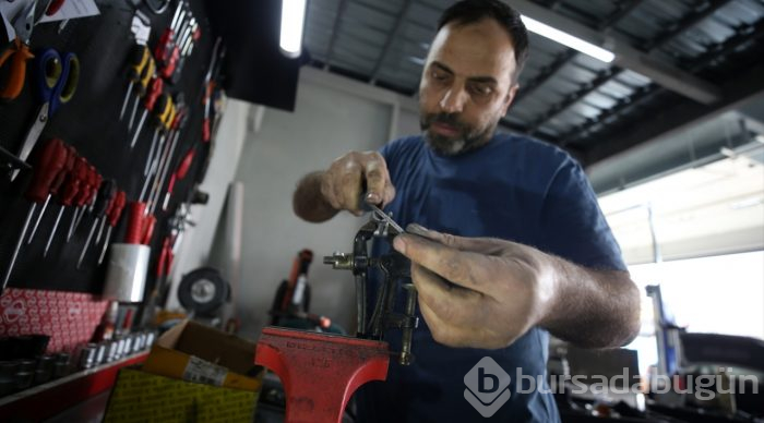 Atık malzemeleri hayalleriyle süslüyor
