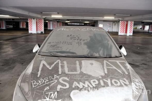  Arabalarını havalimanında unuttular ama vergilerini ödüyorlar! 