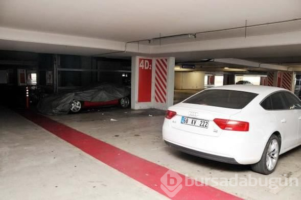  Arabalarını havalimanında unuttular ama vergilerini ödüyorlar! 