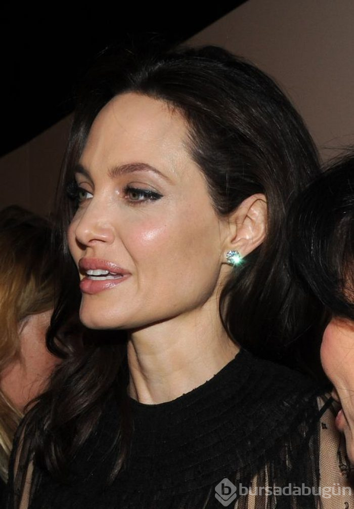 Bir devir kapandı! Angelina Jolie resmi olarak soyadını değiştirdi

