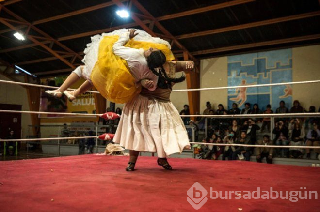 Kadınların ölümüne dövüşü! Yüzünü tırmaladı, saçlarını çekip, yerlerde sürüdü