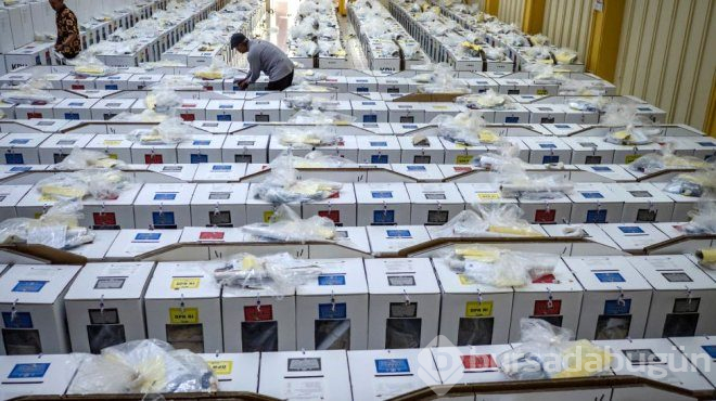 17 bin ada, 193 milyon seçmen: endonezya'da fil ve at sırtında oy sandıklarının taşındığı dev...