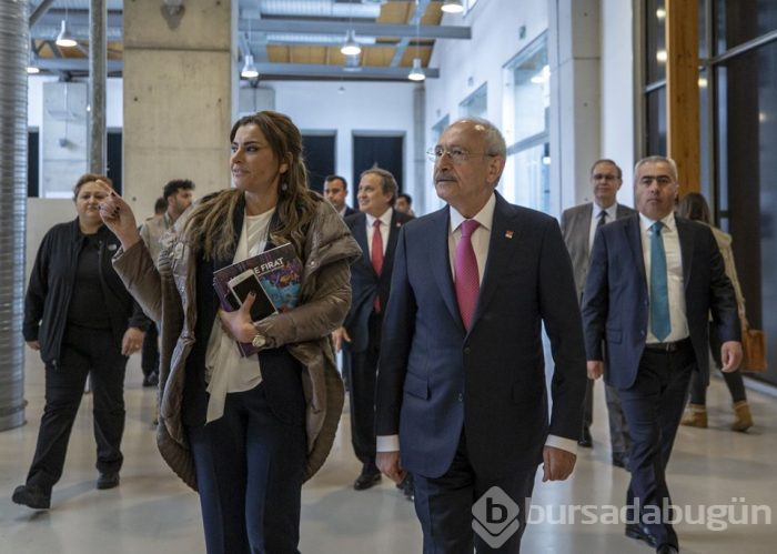 Kılıçdaroğlu, Hande Fırat'ın resim sergisini gezdi