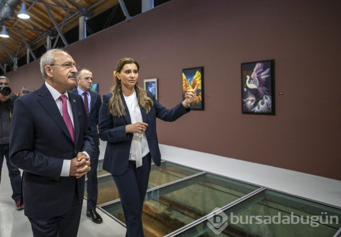 Kılıçdaroğlu, Hande Fırat'ın resim sergisini gezdi