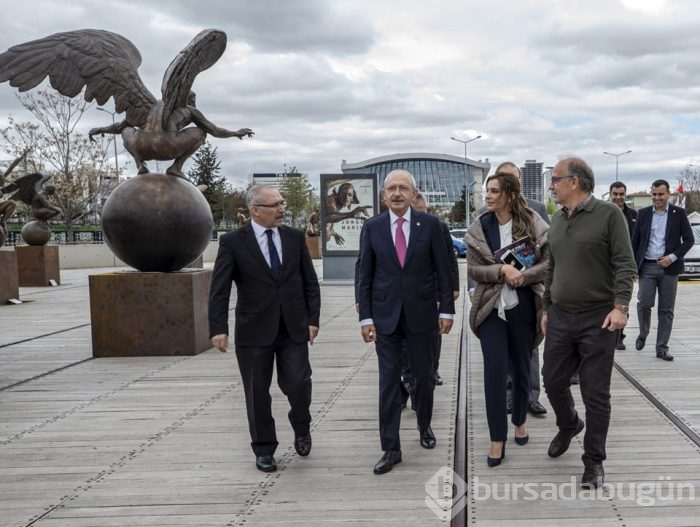 Kılıçdaroğlu, Hande Fırat'ın resim sergisini gezdi