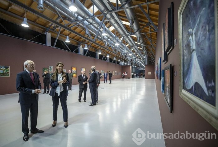 Kılıçdaroğlu, Hande Fırat'ın resim sergisini gezdi