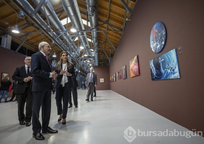 Kılıçdaroğlu, Hande Fırat'ın resim sergisini gezdi