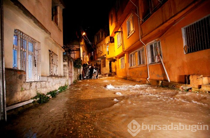 Hatay'da sağanak hayatı felç etti