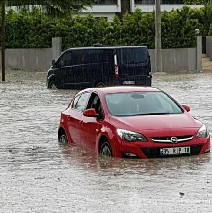 İzmir'de sağanak, dolu ve hortum