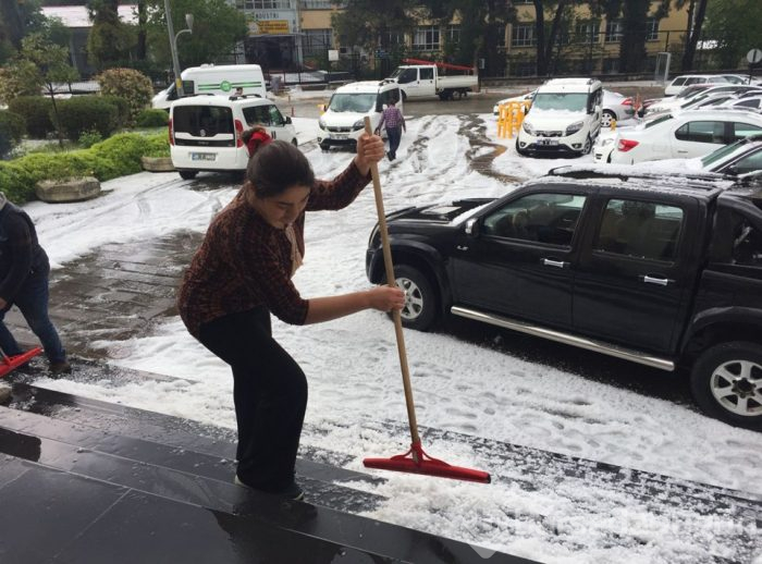 İzmir'de sağanak, dolu ve hortum