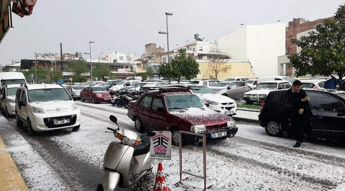 İzmir'de sağanak, dolu ve hortum