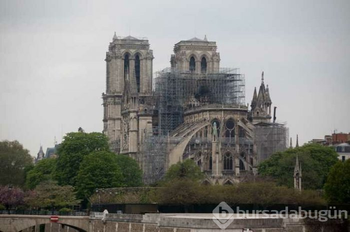 Yangından sonra Notre Dame Katedrali'nden kareler
