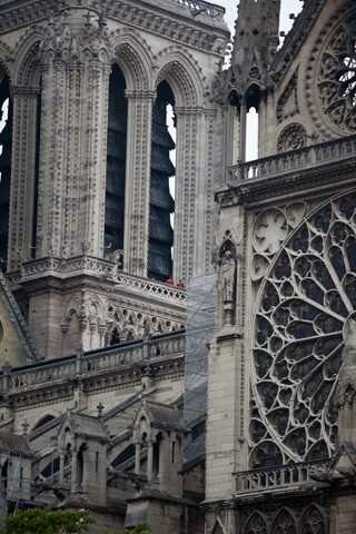 Yangından sonra Notre Dame Katedrali'nden kareler