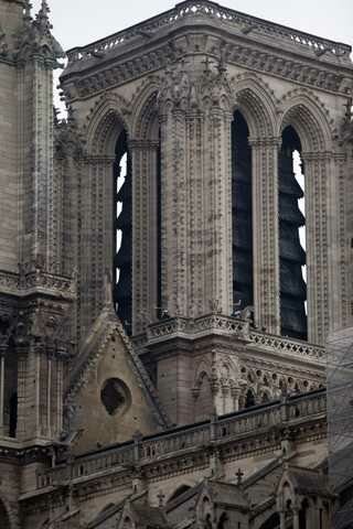 Yangından sonra Notre Dame Katedrali'nden kareler