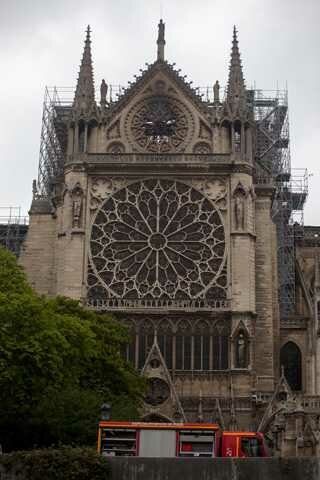 Yangından sonra Notre Dame Katedrali'nden kareler