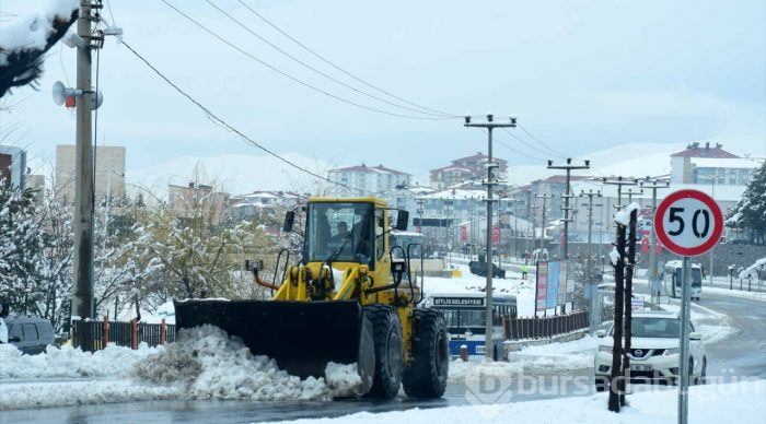 Kar yağdı, 82 yerleşim yerinin yolu kapandı
