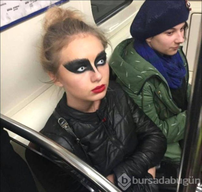 Hayrete düşüren anlar! Metroya tabutla bindiler