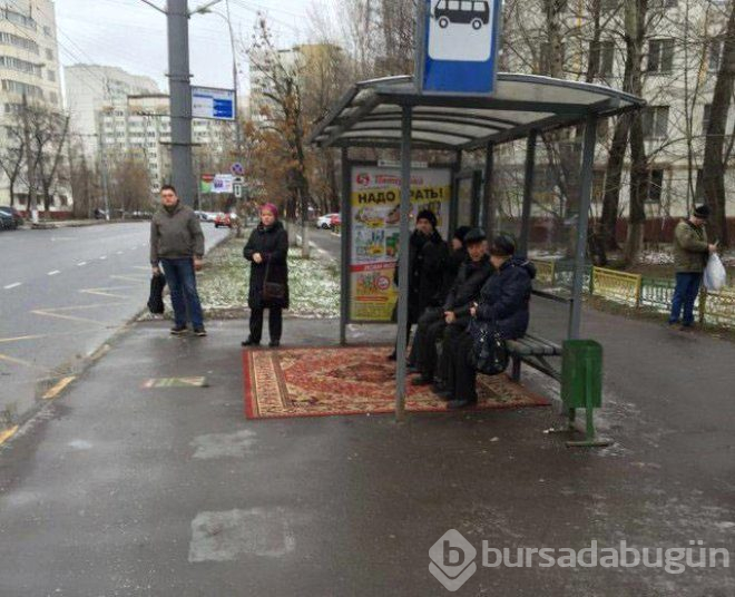 Hayrete düşüren anlar! Metroya tabutla bindiler
