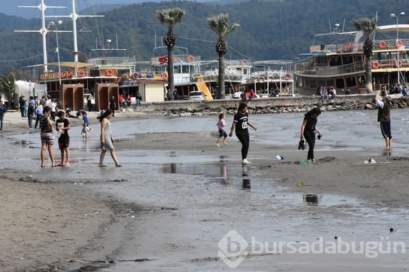 Akyaka'da deniz suyu 20 metre çekildi
