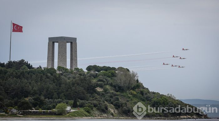 "Türk Yıldızları" Şehitler Abidesi semalarında
