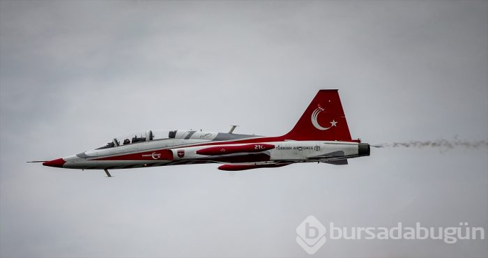 "Türk Yıldızları" Şehitler Abidesi semalarında
