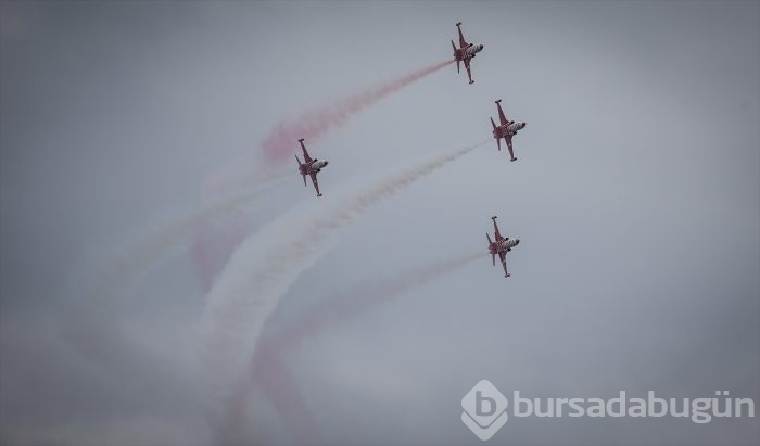 "Türk Yıldızları" Şehitler Abidesi semalarında
