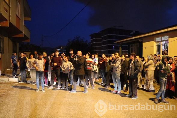  4 katlı binanın çatı katı alev alev yandı 