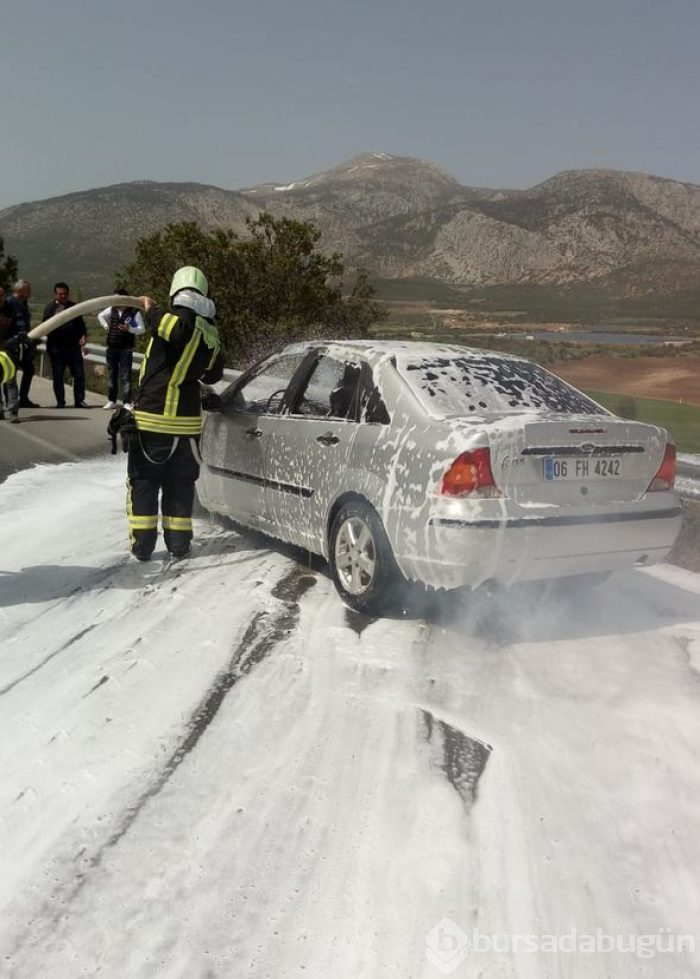  Seyir halindeki otomobil alev alev yandı 