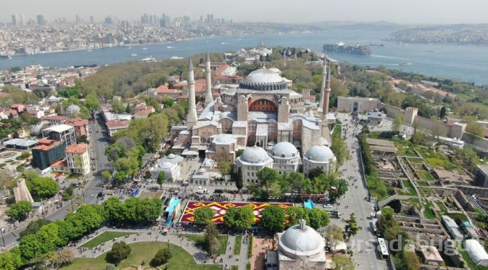  Sultanahmet'te dünyanın en büyük lale halısı 