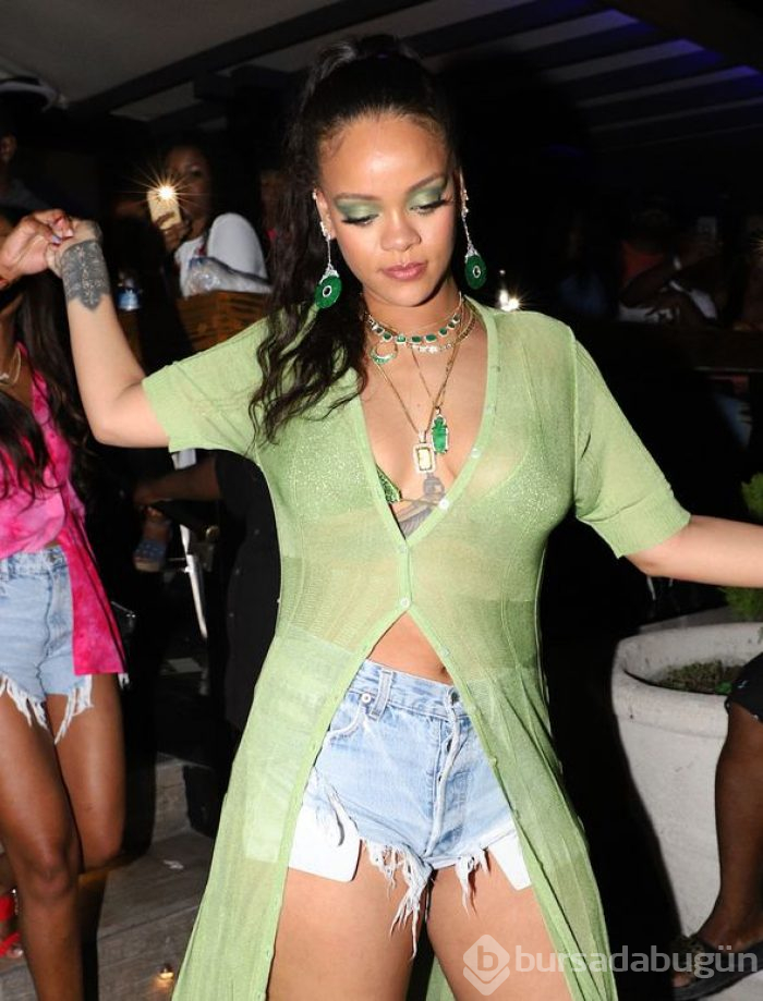  Rihanna kardeşinin doğum gününü böyle kutladı! 