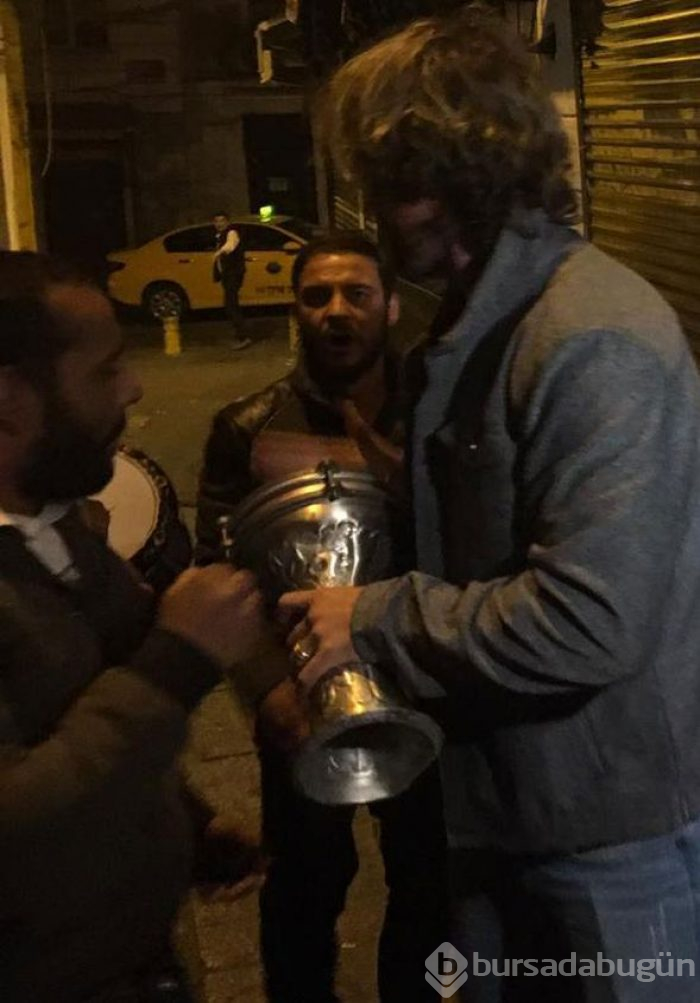  Diego Lugano sokak çalgıcılarına 200 euro verdi 
