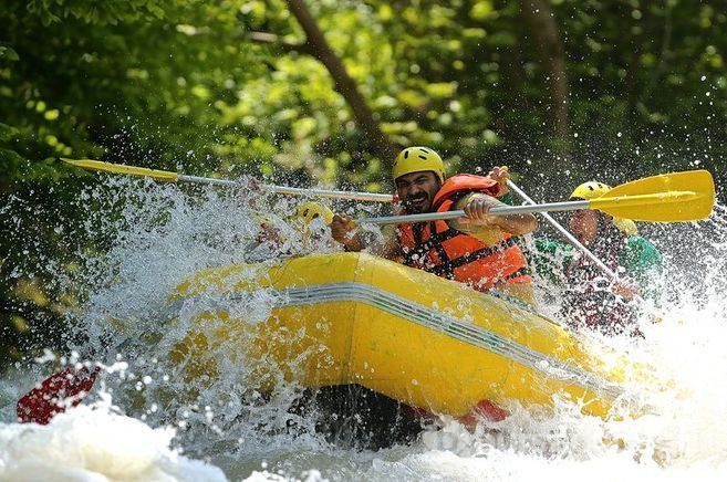 Adrenalin tutkunları Melen Çayı'na akın etti
