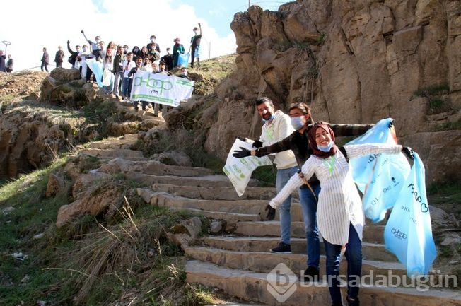 Muradiye Şelalesi'nde bahar temizliği
