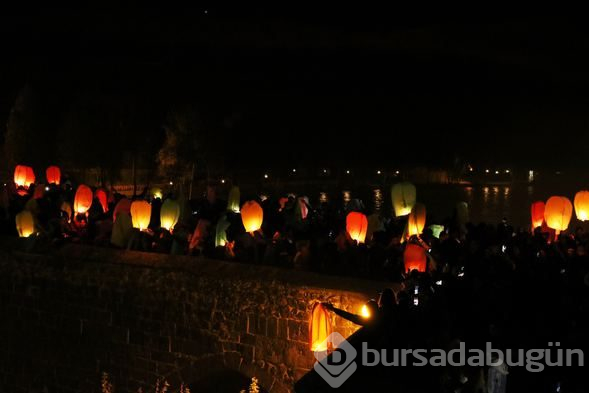  Dilek fenerleri gökyüzünü aydınlattı 