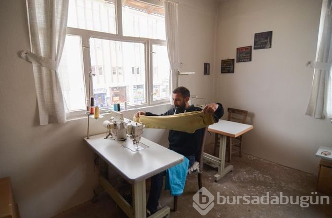 Müzisyen terzi minik ellere nota öğretiyor
