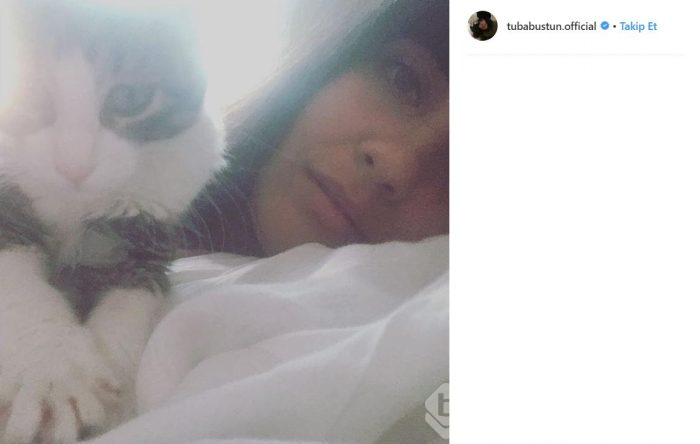 Tuba Büyüküstün'ün makyajsız pozu sosyal medyayı salladı
