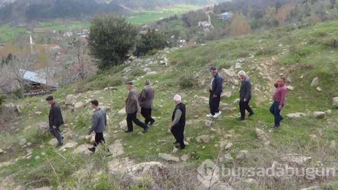 Burada telefonla konuşmak çile! 1 kilometre yürüyüp, su deposuna çıkıyorlar