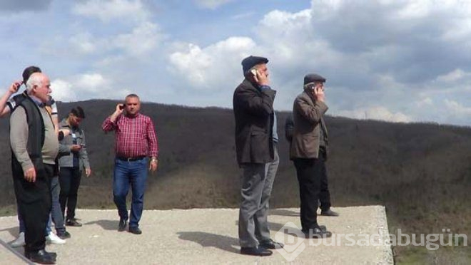 Burada telefonla konuşmak çile! 1 kilometre yürüyüp, su deposuna çıkıyorlar