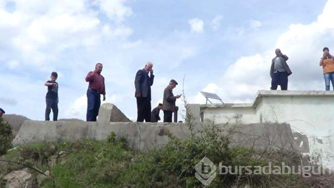 Burada telefonla konuşmak çile! 1 kilometre yürüyüp, su deposuna çıkıyorlar