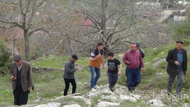 Burada telefonla konuşmak çile! 1 kilometre yürüyüp, su deposuna çıkıyorlar