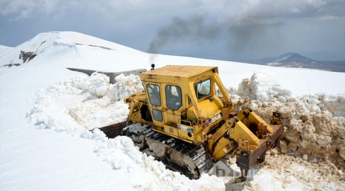  Nemrut Dağı'nda 10 metrelik karla mücadele 