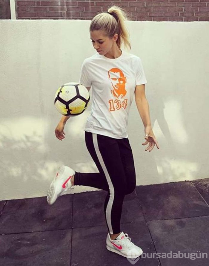 Hollandalı güzel kadın futbolcu Anouk Hoogendijk