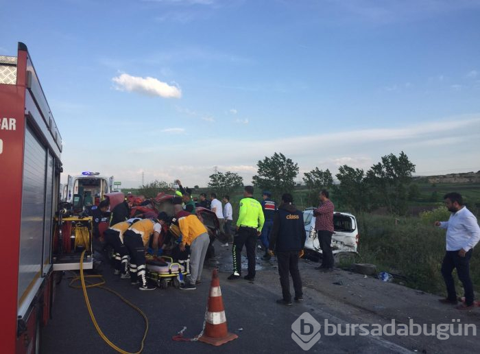 Bursa'da 3 araç birbirine girdi