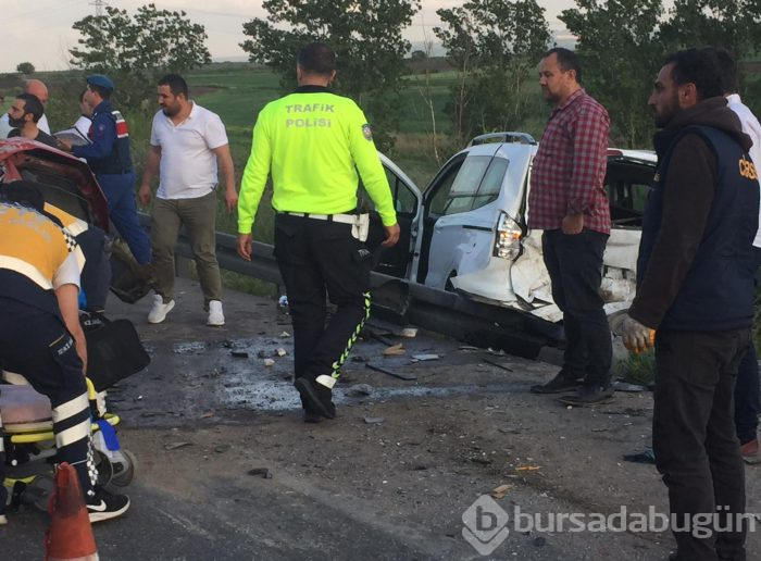 Bursa'da 3 araç birbirine girdi